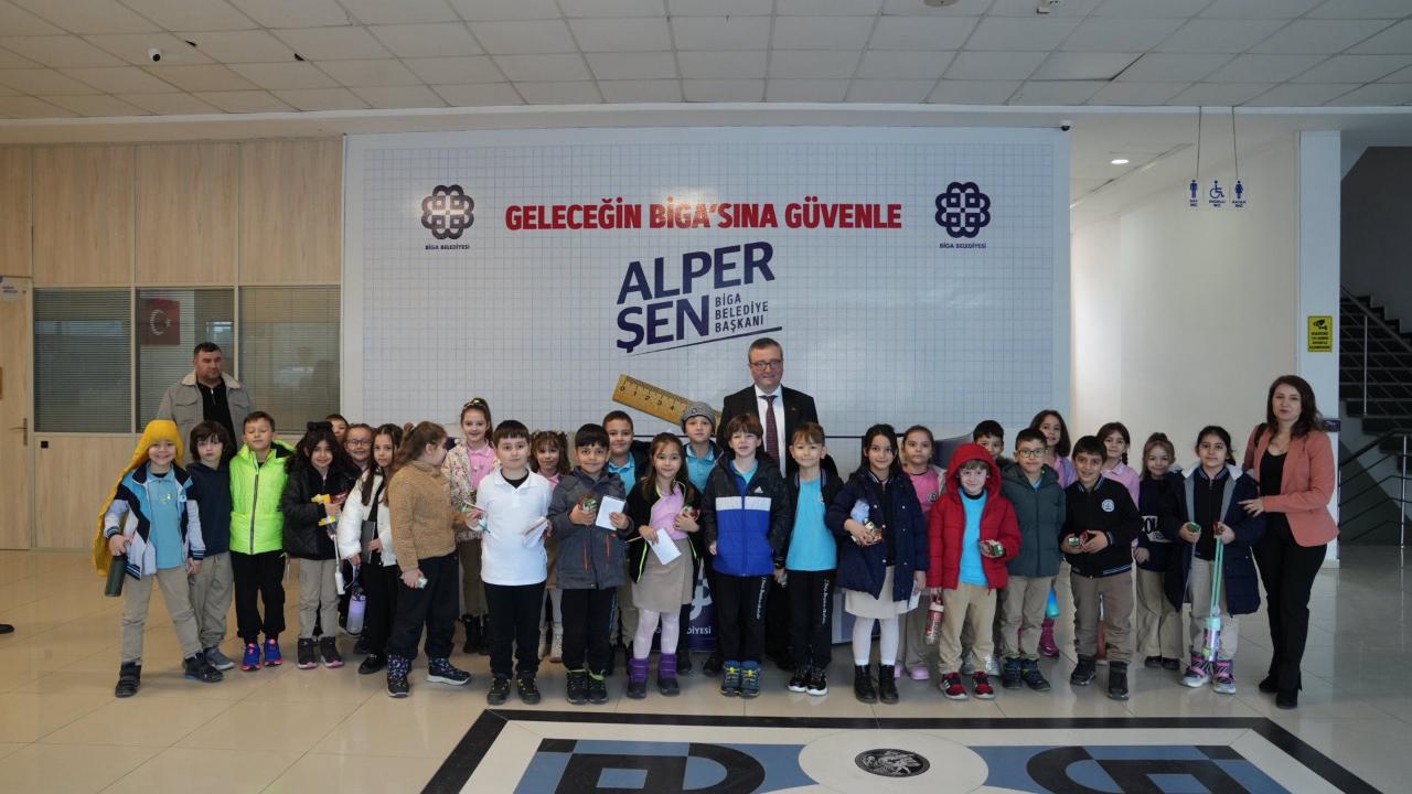 Biga Belediyesi’nde Geleceğin Yöneticileri: 2-B sınıfı öğrencileri Başkan Şen’in misafiri oldu