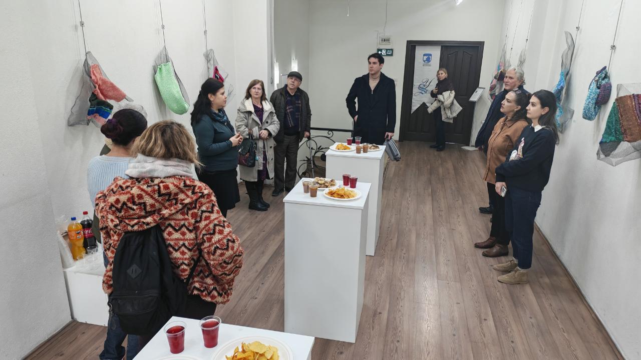 Çanakkale’de Fiber Art Rüzgarı: “Hayata Bakış: Katmanlar Arasındaki Devinimler” Sergisi Açıldı