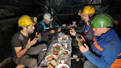 Madenciler yerin 120 metre altında sahur yaptı