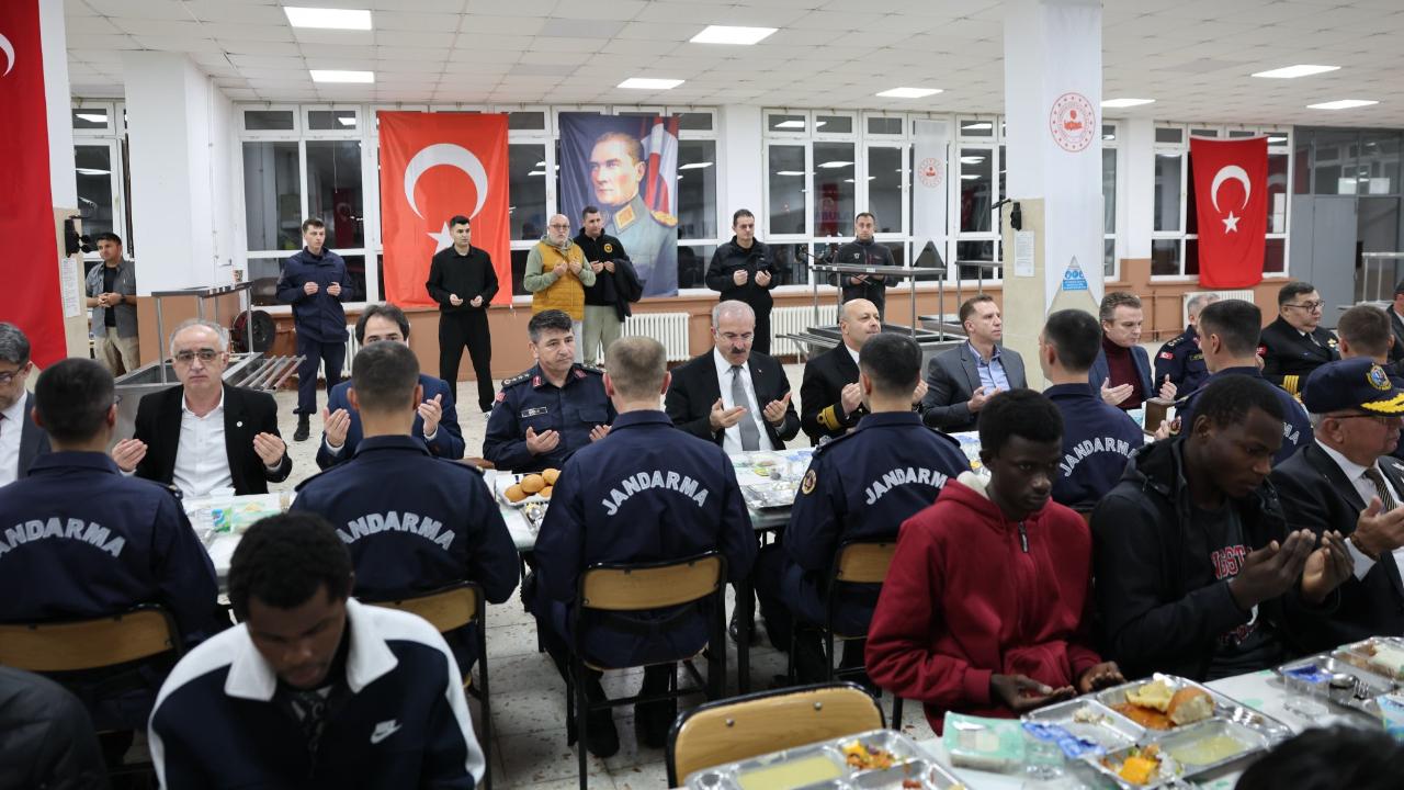 Çanakkale Jandarma Eğitim Merkez Komutanlığı’nda İftar Programı Düzenlendi