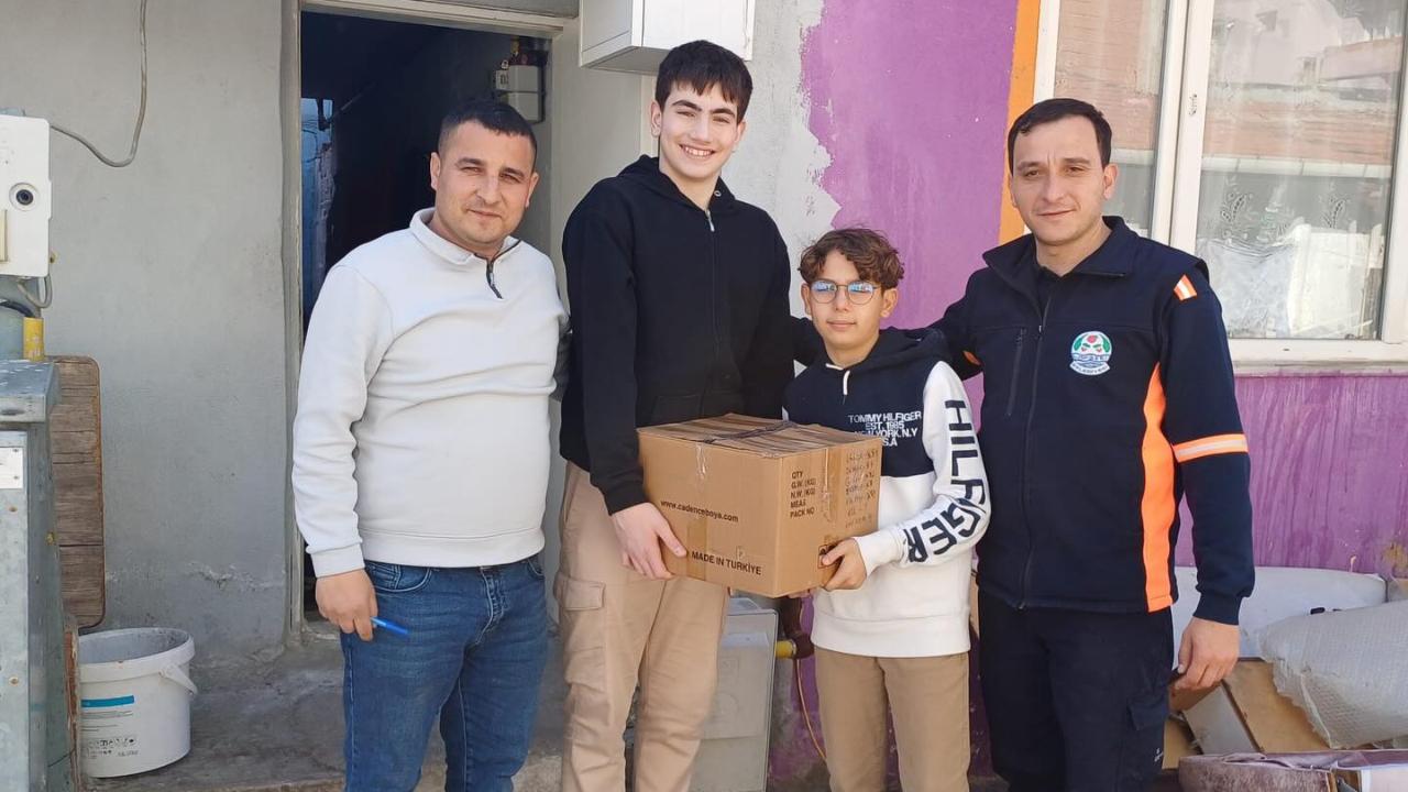 Minik ellerden ihtiyaç sahiplerine Ramazan kolisi