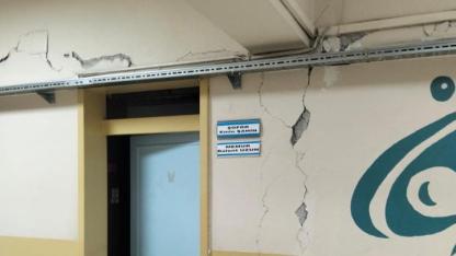 Tokat’ta okulda deprem alarmı! Duvarlar çatladı, sıvalar döküldü