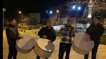 Türkiye'nin En Neşeli Sahuru: Tam 100 Yıldır Davulla Değil Şarkılarla Uyanıyorlar!