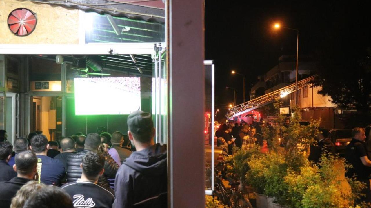 Mahalle Yanarken Derbi İzlediler: Sakarya'da Şaşkına Çeviren Görüntüler!