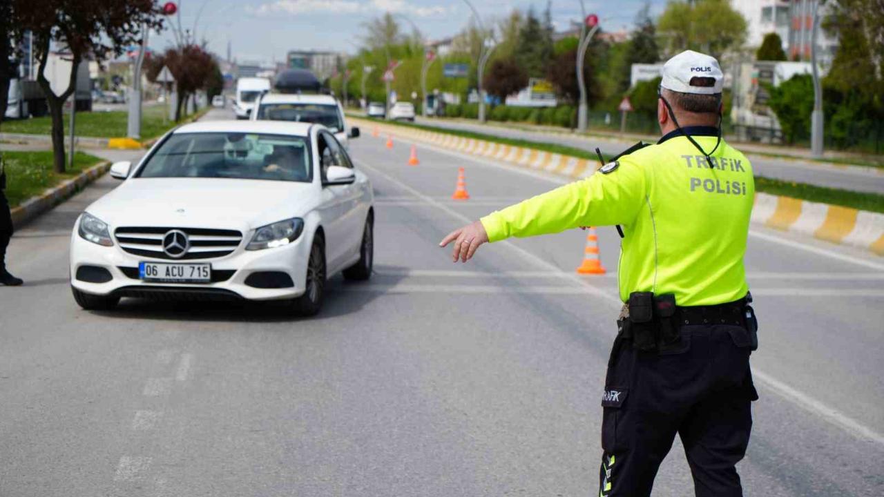 Bayram Trafiğinde Büyük Önlem! Hangi Yollarda Kısıtlama Var? Hangi Araçlar Yola Çıkamayacak?