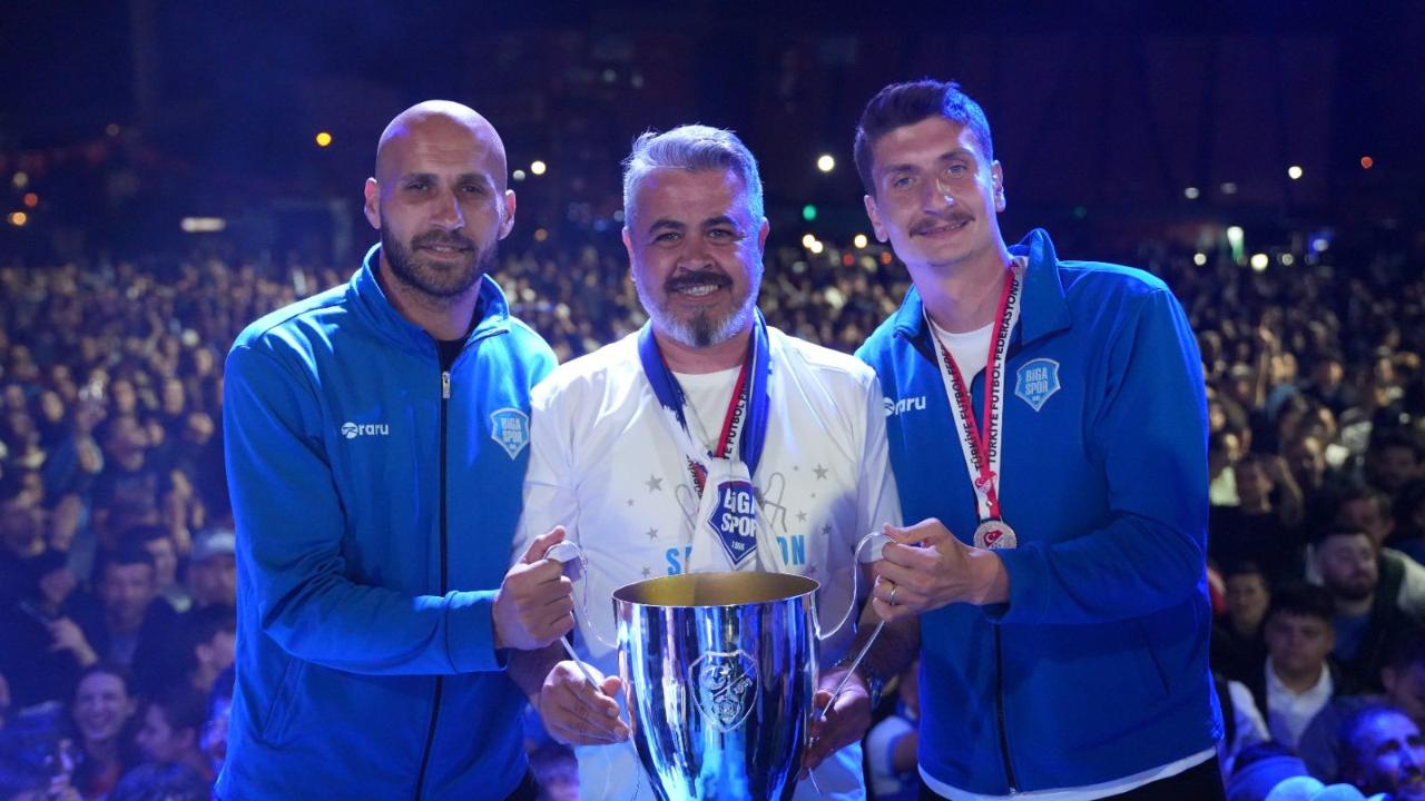 Bigaspor Tarih Yazdı! Şampiyonluk Sonrası Biga Meydan Doldu Taştı! Tanju Çolak'tan Tebrik Paylaşımı Geldi