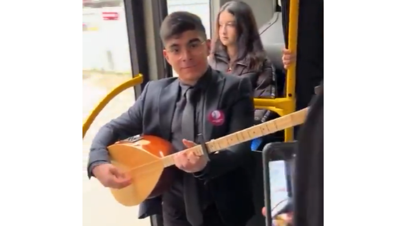 ‘Çal Hadi Kardeşim’ Dediler, Liseli Gençler Belediye Otobüsünü Konser Alanına Çevirdiler!