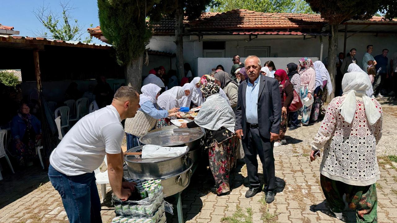 Çanakkale’de 2 Bin Kişi Aynı Sofrada Buluştu! Keçiağılı Köyü’nde Geleneksel Hayır Yoğun İlgi Gördü