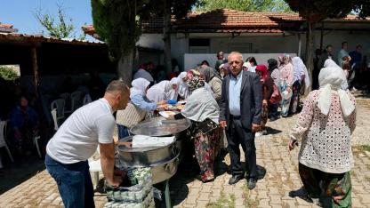 Çanakkale’de 2 Bin Kişi Aynı Sofrada Buluştu! Keçiağılı Köyü’nde Geleneksel Hayır Yoğun İlgi Gördü