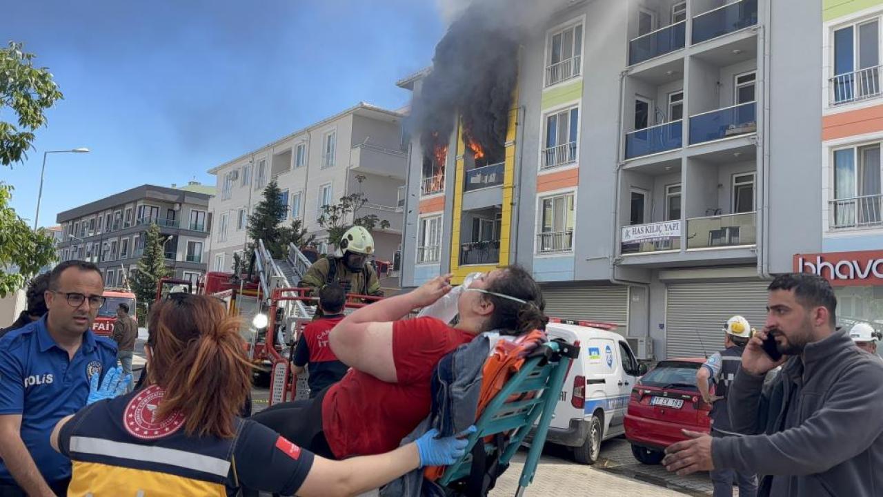 Çanakkale’de Apartman Yangını: Kadın Alevlerin Arasından Son Anda Kurtarıldı