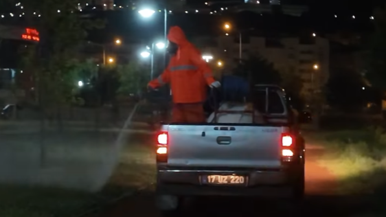 Çanakkale’de Zararlı Haşerelere Karşı Alarm! Parklarda Yoğun Çalışma Yapıldı