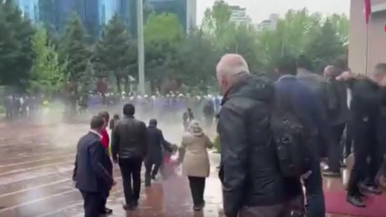 CHP Genel Merkezi'nde polis müdahalesi başladı!