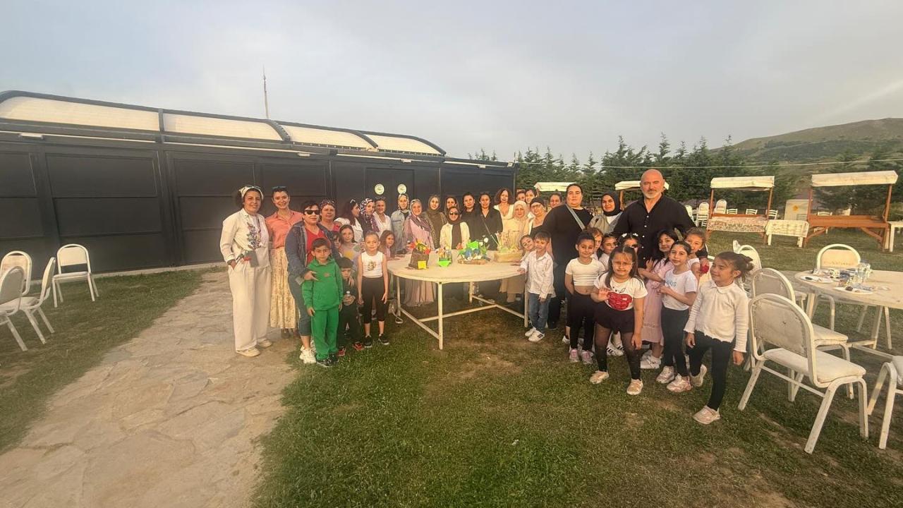 Gökçeada’da miniklerden Anneler Günü’ne özel duygusal program