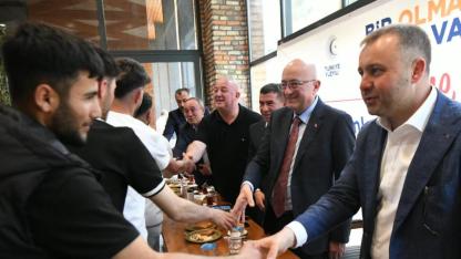 Peynirin Başkenti Ezine’de Bayram Coşkusu! Siyaset ve Vatandaş Aynı Karede