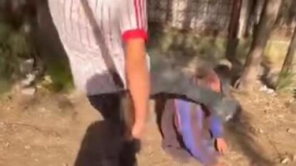Yaşlı Adamın Yüzüne Tekme Atıp Videoya Çektiler!