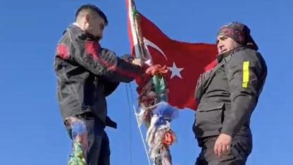 Sarıkız Türbesi'nde 1725 metre yükseklikte Türk Bayrağı dalgalandı