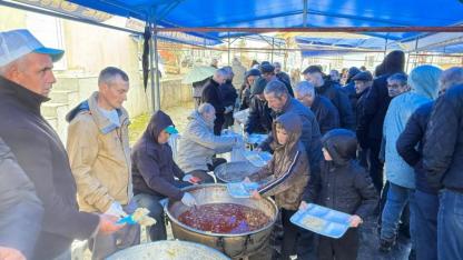 Yenice’de 5 Bin Kişilik Dev Sofra: Çal Köyü Hayrı İmece Usulüyle Yapıldı!