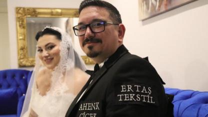 Düğün masrafını düşürmek için damatlığını reklam panosuna çevirdi