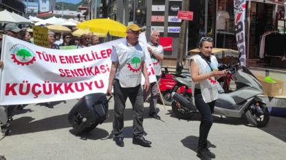 Küçükkuyu'da emekliler talepleriyle alanda
