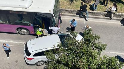 Çanakkale'de belediye otobüsü ile otomobil çarpıştı!