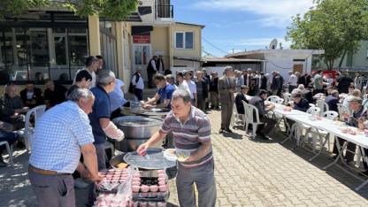 Ahlatlıburun köyünde 3 bin kişi aynı sofrada buluştu