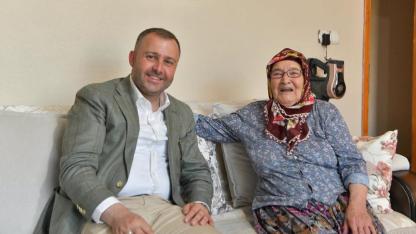 Ezine’de Vefa Ziyareti: Başkan Yüksel Mukaddes Teyze ile Buluştu
