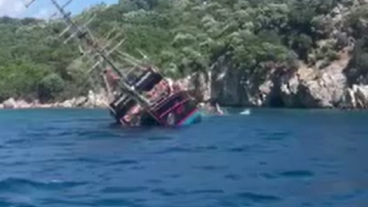 SON DAKİKA! Marmaris’te Gezi Teknesi Battı! İçerisinde 110 Yolcu Vardı!