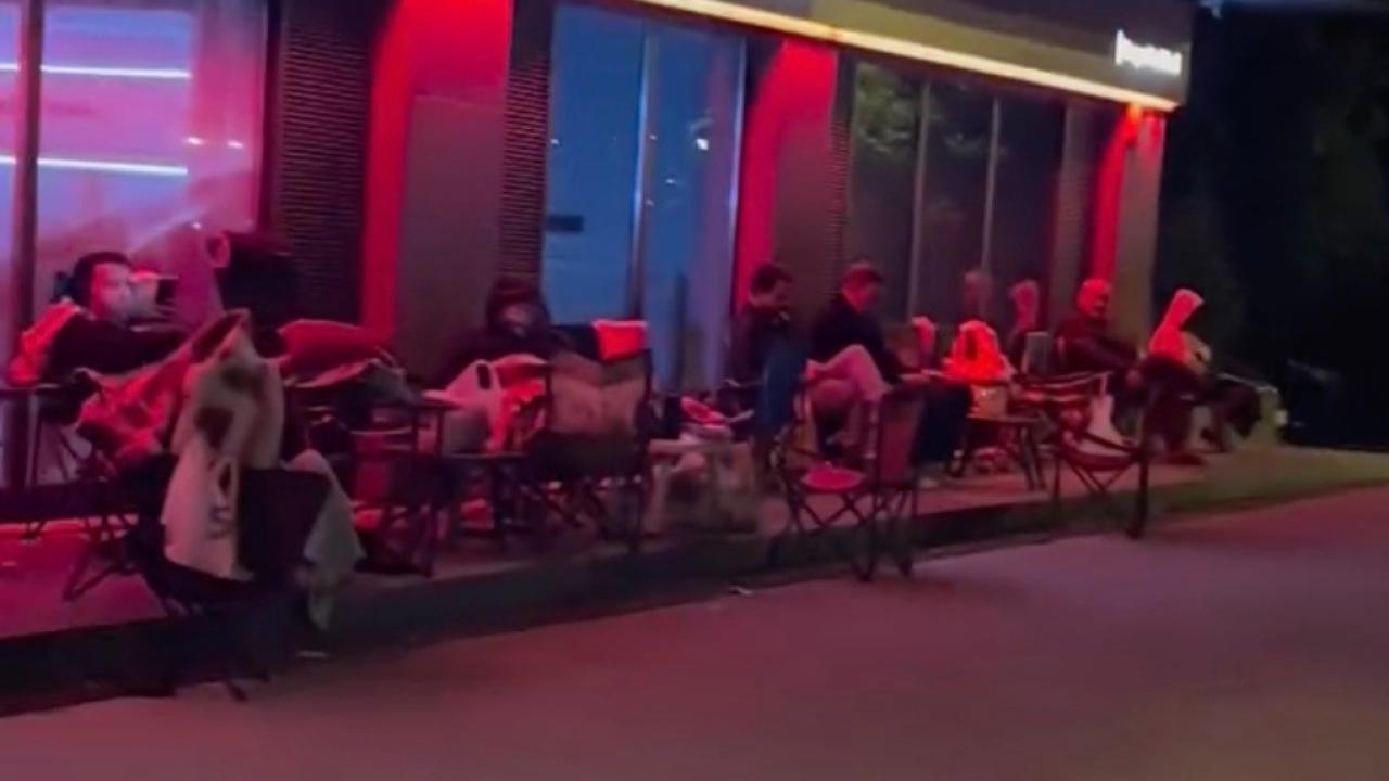 Çanakkale’de TOKİ Kuyruğu Geceyi Sardı: Kamp Sandalyeleriyle Banka Önünde Bekleyiş Şaşırttı