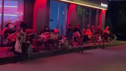 Çanakkale’de TOKİ Kuyruğu Geceyi Sardı: Kamp Sandalyeleriyle Banka Önünde Bekleyiş Şaşırttı