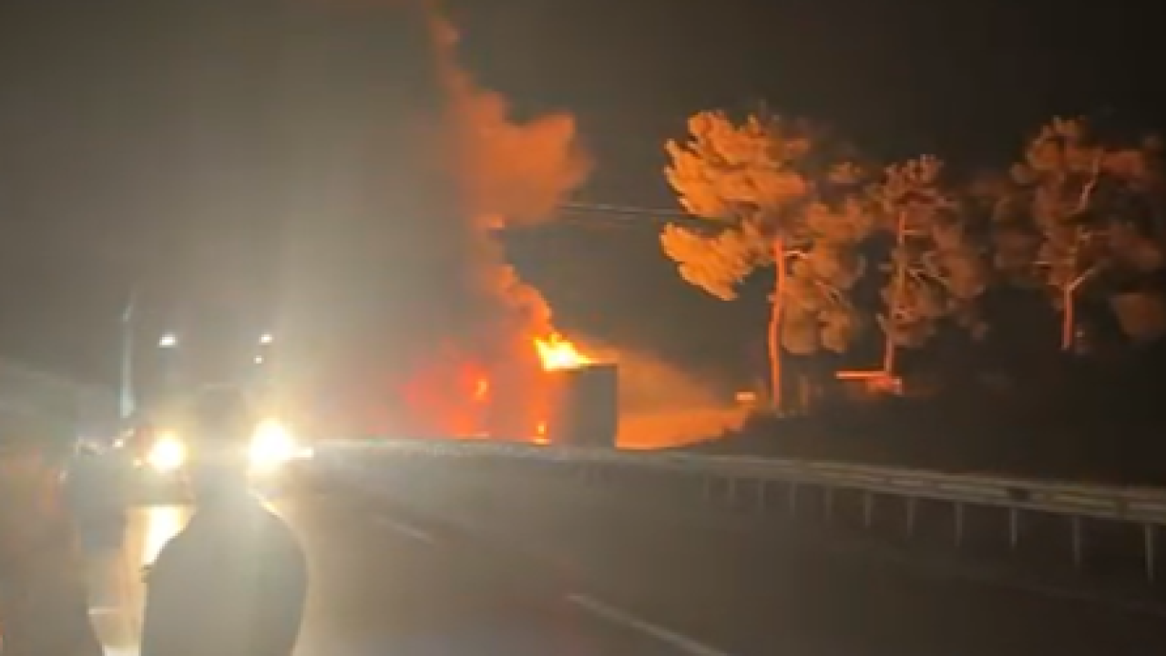 Ezine'de Korkutan Gece! Yol Kenarında Alev Alan Tır Paniğe Neden Oldu: Facia Son Anda Önlendi
