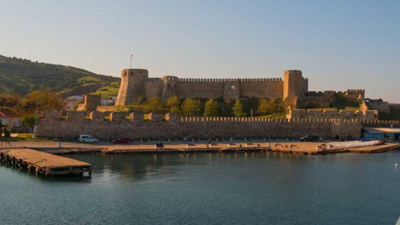 Feribottan İlk O Görünüyor! Bozcaada’nın Simgesi Herkesi Büyülüyor
