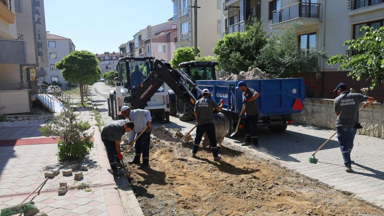 Gelibolu Belediyesi Sahada: Altyapı ve Üstyapıda Yoğun Mesai