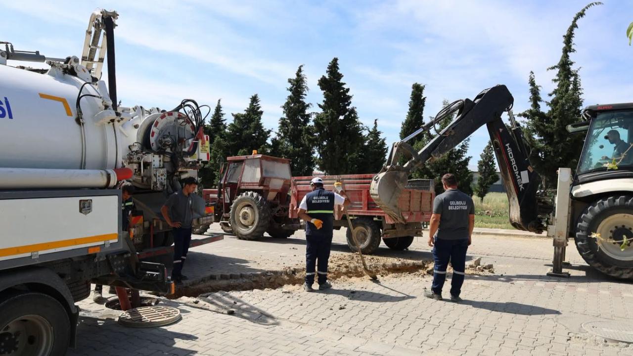Gelibolu Belediyesi’nden sabahın ilk ışıklarında yoğun çalışma mesaisi