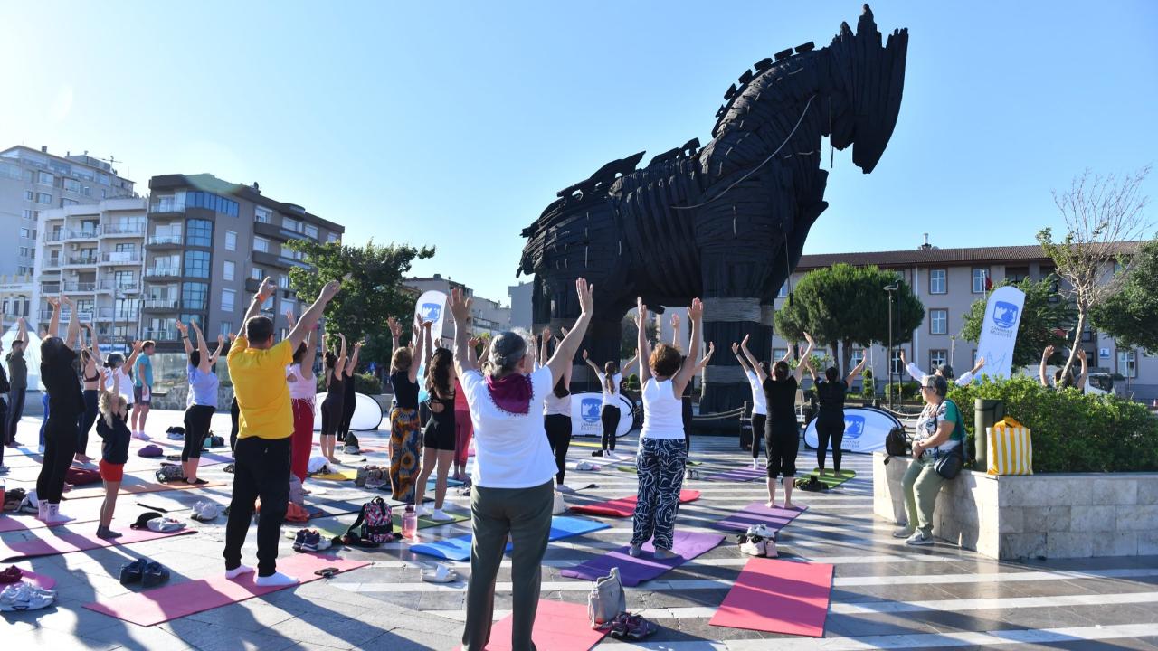 Güneş Kordonda Yoga ile Doğdu: Dünya Yoga Günü Truva Atı Önünde Kutlandı