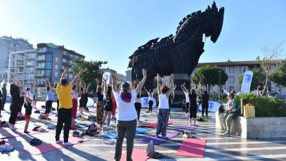 Güneş Kordonda Yoga ile Doğdu: Dünya Yoga Günü Truva Atı Önünde Kutlandı