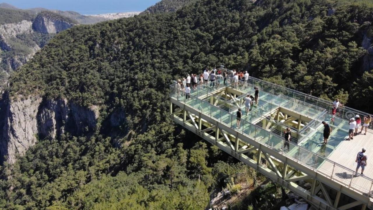 Kazdağları’ndaki Cam Teras Neden Bu Kadar Konuşuluyor? Altınoluk’taki O Nokta Görenleri Şaşkına Çeviriyor!