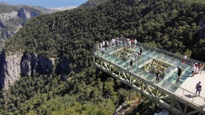 Kazdağları’ndaki Cam Teras Neden Bu Kadar Konuşuluyor? Altınoluk’taki O Nokta Görenleri Şaşkına Çeviriyor!