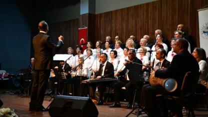 Kepez’de O Gece Salon Doldu Taştı! “Hikayesi Olan Şarkılar” İzleyenleri Büyüledi