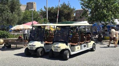 Bozcaada’da pazar yükü elektrikli araçlarla hafifliyor