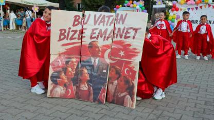 Küçükkuyu’da Alkışlar Miniklere: Fernur Sözen Anaokulu’ndan Unutulmaz Yıl Sonu Şov!