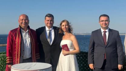 Bozcaada'da Genç Çiftin Nikahını Başkan Göztepe Kıydı