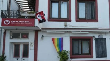 TİP Bozcaada Binasına Gökkuşağı Bayrağı Asıldı