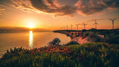 Rüzgar Türbinlerinin Altında Gün Batımı! Bozcaada’da Manzarayı Görenler Hayran Kalıyor