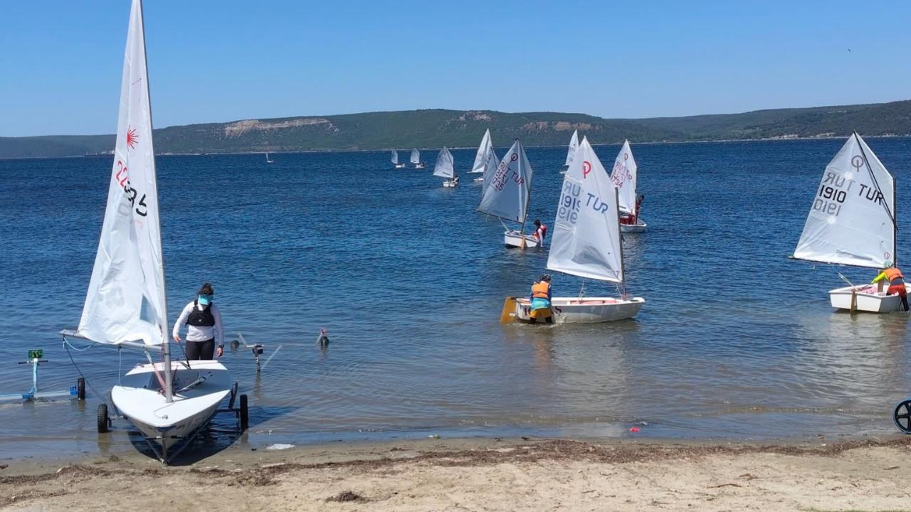 Zorlu Rüzgara Meydan Okudular! Çanakkale’de Yelken Heyecanı Nefes Kesti