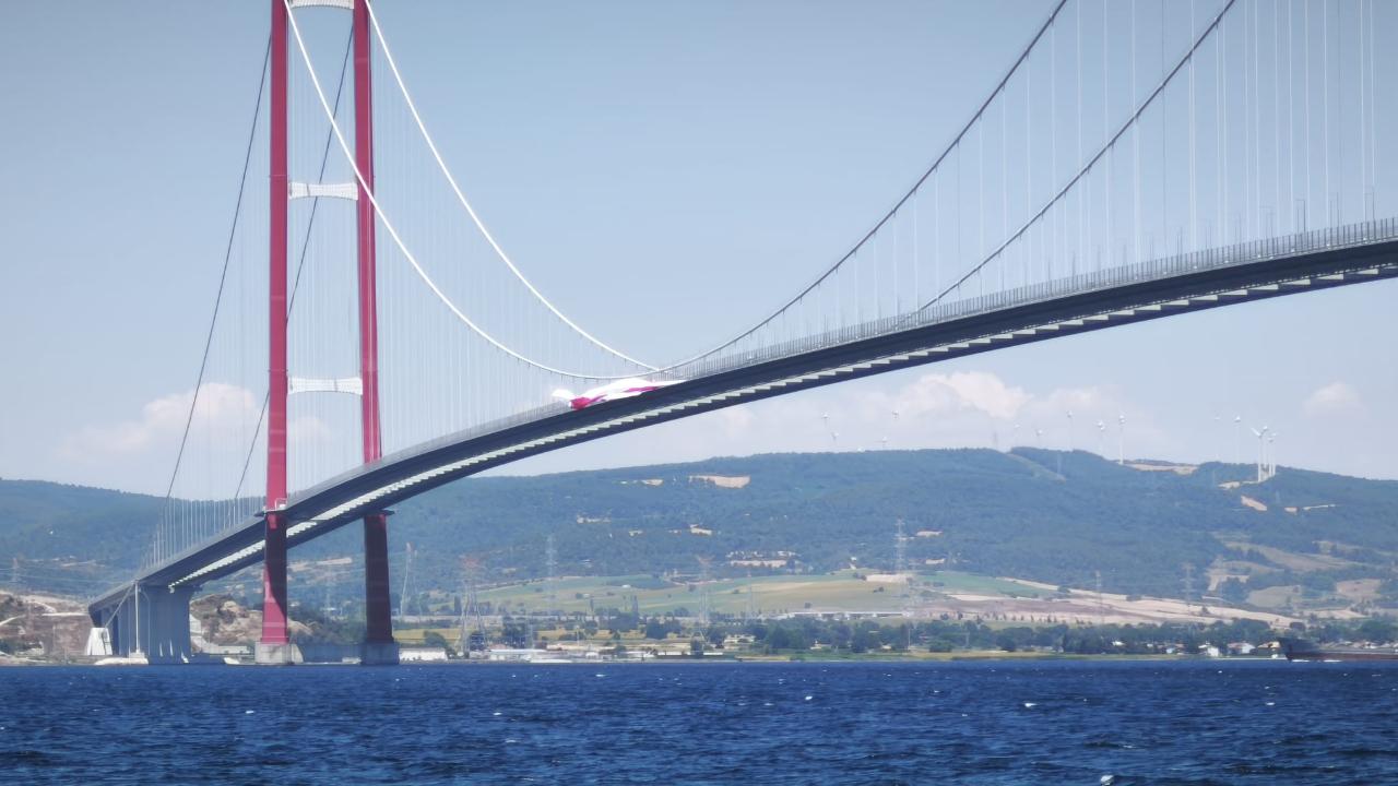 15 Temmuz’un Simgesi Çanakkale’de Yükseldi! 5 Dev Köprü Kırmızı Beyaza Büründü…