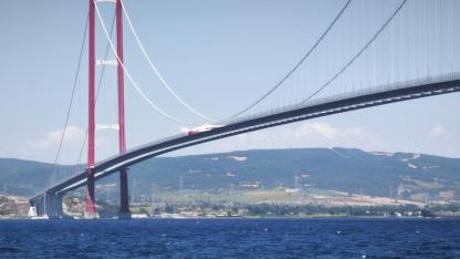 15 Temmuz’un Simgesi Çanakkale’de Yükseldi! 5 Dev Köprü Kırmızı Beyaza Büründü…