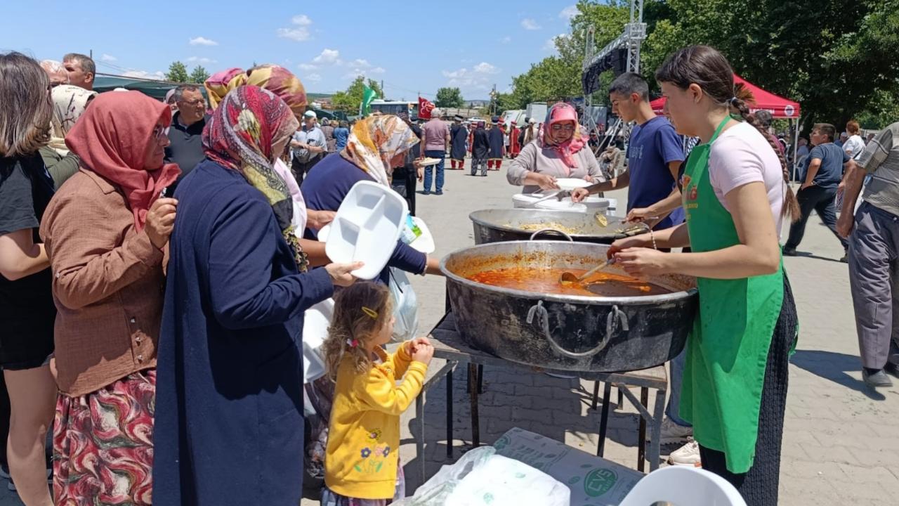 Bayramiç’te Mehmet Akif Ersoy İçin 3 Bin Kişilik Dev Hayır!