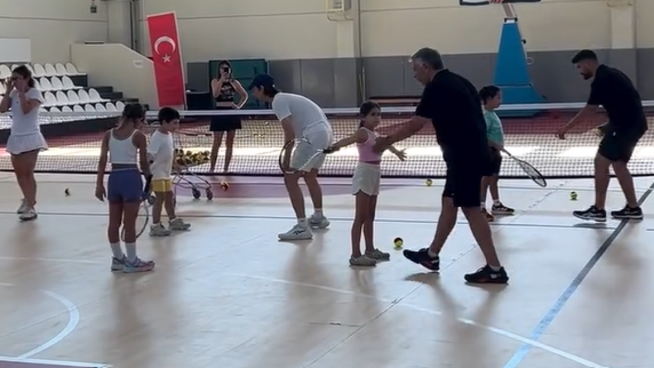 Bozcaada'da Tenis Heyecanı İlk Dersle Başladı