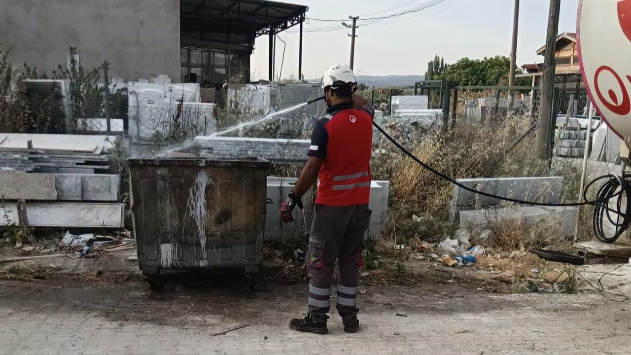 Kepez'de çöp konteynerlerine yaz bakımı