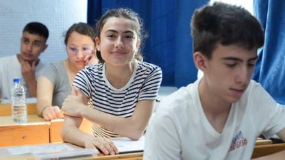 Liselere Girişte Yeni Dönem! MEB Yönetmeliği Değiştirdi, Yabancı Öğrencilere Çift Diploma Hakkı